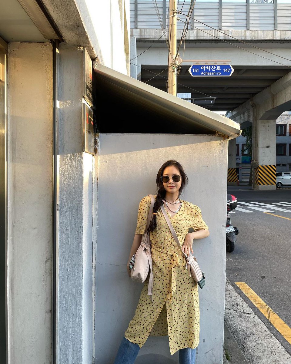 claireeeuna's tweet photo. Hopefully sky💛

[Naeun Instagram Updated 📸]
https://t.co/vxQmOdPgEI

#NAEUN #Apink #ad #Samanthathavasa #fashion https://t.co/xsA2QSLM2B