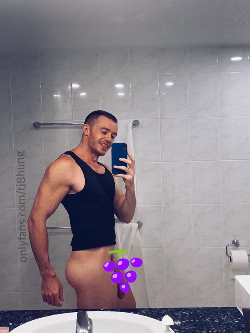 Come pick some grapes ??? 

#gay #onlyfansmen #OnlyFansOnlyFans https://t.co/nyXJylwf94