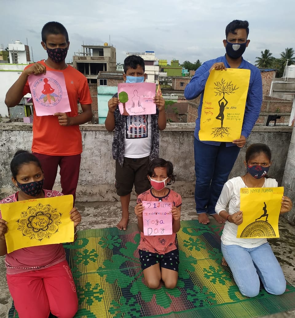 Youth volunteers of Nehru Yuva Kendra Purnea (Bihar) spreading awareness about YOGA with the help of art. 

#BeWithYogaBeAtHome 
#IDY2021 
#yogaforwellness