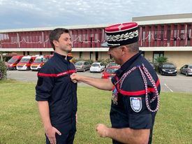 PompiersHerault's tweet photo. #FlashInfo|| A l'Etat-Major des #SapeursPompiers de l'#Hérault le #3SM @SDIS34 était à l'honneur ce jeudi 17 médecins ont reçu des mains du Contrôleur général Eric Flores #ChefdeCorps leur nouveau grade Félicitations aux récipiendaires pour leurs nouvelles "barrettes" https://t.co/jDhOluwt8P