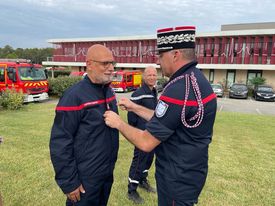 PompiersHerault's tweet photo. #FlashInfo|| A l'Etat-Major des #SapeursPompiers de l'#Hérault le #3SM @SDIS34 était à l'honneur ce jeudi 17 médecins ont reçu des mains du Contrôleur général Eric Flores #ChefdeCorps leur nouveau grade Félicitations aux récipiendaires pour leurs nouvelles "barrettes" https://t.co/jDhOluwt8P