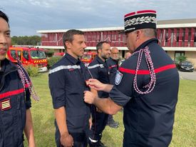 PompiersHerault's tweet photo. #FlashInfo|| A l'Etat-Major des #SapeursPompiers de l'#Hérault le #3SM @SDIS34 était à l'honneur ce jeudi 17 médecins ont reçu des mains du Contrôleur général Eric Flores #ChefdeCorps leur nouveau grade Félicitations aux récipiendaires pour leurs nouvelles "barrettes" https://t.co/jDhOluwt8P