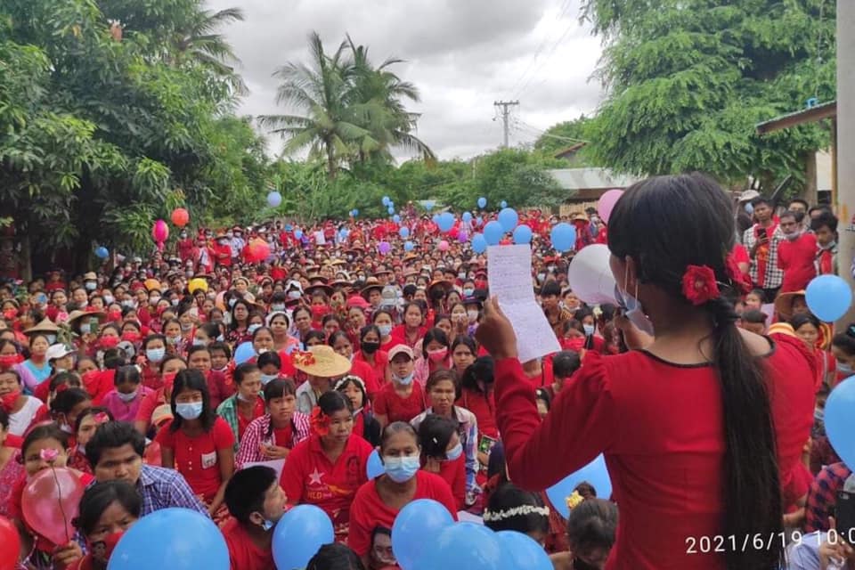 Myanmar_Now_Eng's tweet photo. As Aung San Suu Kyi turns 76 on Saturday, pro-democracy supporters mark the “Flower Strike” on her birthday. The move is both an homage to the detained leader's signature style, and to the Burmese saying 'still wearing flowers,' meaning to be defiant in the face of adversity. https://t.co/IUcbDAMtB7