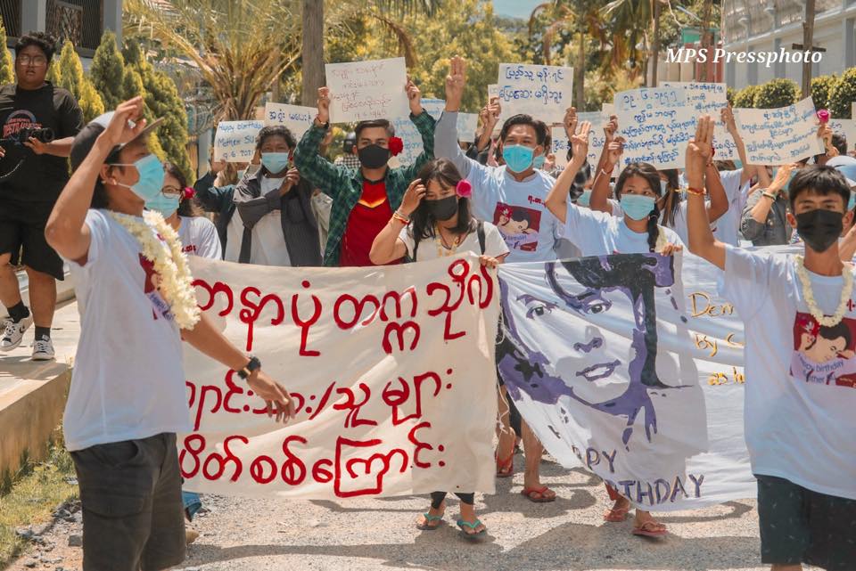 Myanmar_Now_Eng's tweet photo. As Aung San Suu Kyi turns 76 on Saturday, pro-democracy supporters mark the “Flower Strike” on her birthday. The move is both an homage to the detained leader's signature style, and to the Burmese saying 'still wearing flowers,' meaning to be defiant in the face of adversity. https://t.co/IUcbDAMtB7