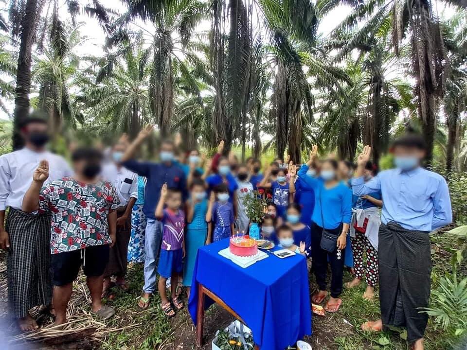klatpri's tweet photo. Daw Aung San Suu Kyi's 76th birthday was celebrated on June 19 in Nyhinn Maw Village, Launglon Township, with anti-military dictatorship protest.
#WhatsHappeningInMyanmar #June19Coup #MilkTeaAlliance  #76FlowerStrike https://t.co/ffStqdv8FB