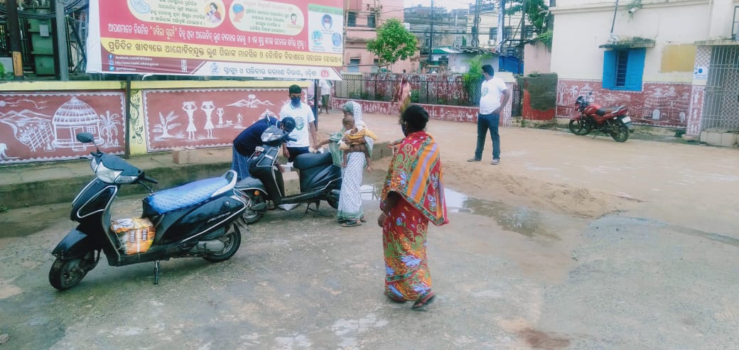 kalingaaid's tweet photo. Distribution of Food Packets was done by the Volunteers of #KalingaAidFoundation at City Hospital and Dargah Bazar area Cuttack. Thanks to our Donors, Volunteers and @odisha_police  for their noble work.

#OdishaCares #shutdown 

@CMO_Odisha @SRC_Odisha
@UN

Date - 19-06-2021 https://t.co/Vd6DBNrnHX