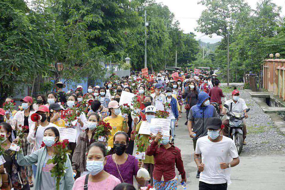 wyp_131's tweet photo. Residents of Kalay marched to the streets on Daw AungSanSuKyi’s birthday demanding the immediate release of the leaders and prayed for her good health. FREEDOM FROM FEAR  #WhatsHappeningInMyanmar  #June19Coup  #76FlowerStrike https://t.co/Rs7Bw6H8nK