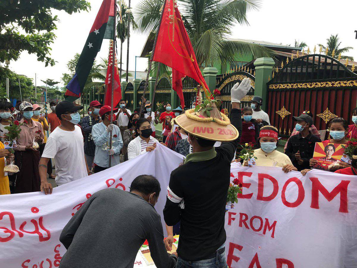 wyp_131's tweet photo. Residents of Kalay marched to the streets on Daw AungSanSuKyi’s birthday demanding the immediate release of the leaders and prayed for her good health. FREEDOM FROM FEAR  #WhatsHappeningInMyanmar  #June19Coup  #76FlowerStrike https://t.co/Rs7Bw6H8nK