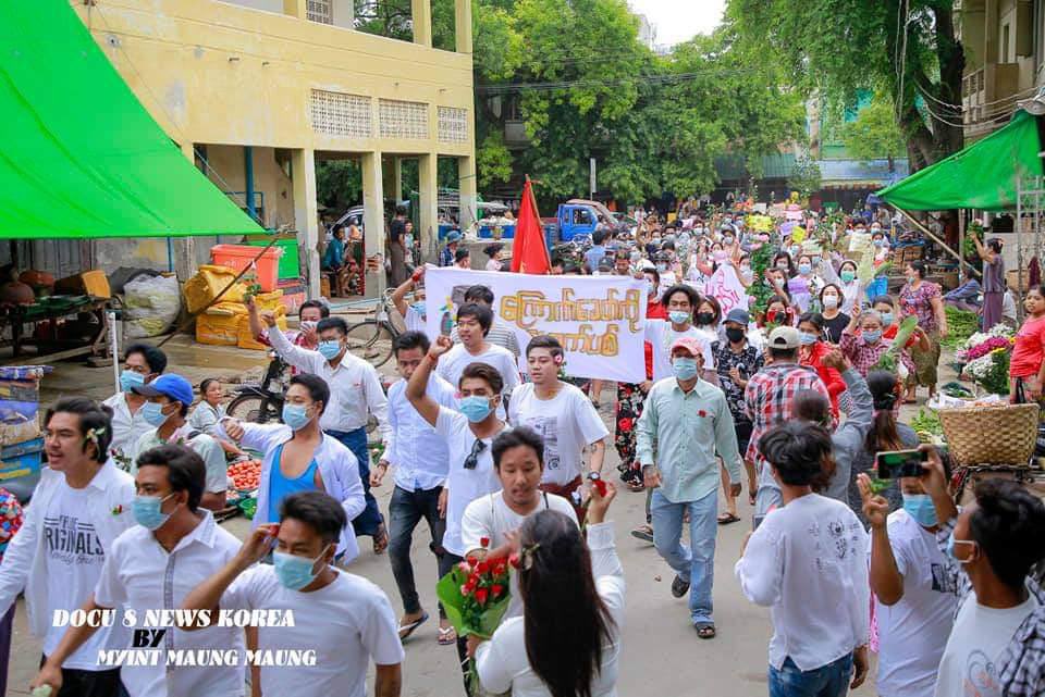 wyp_131's tweet photo. For our State Counsellor Aung San Suu Kyi's birthday, the general strike committee of Monywa assembled with powerful citizens &amp; fearlessly marched on the road, celebrating with flowers. FREEDOM FROM FEAR #76FlowerStrike #June19Coup #WhatsHappeningInMyanmar https://t.co/7851fUDRqW