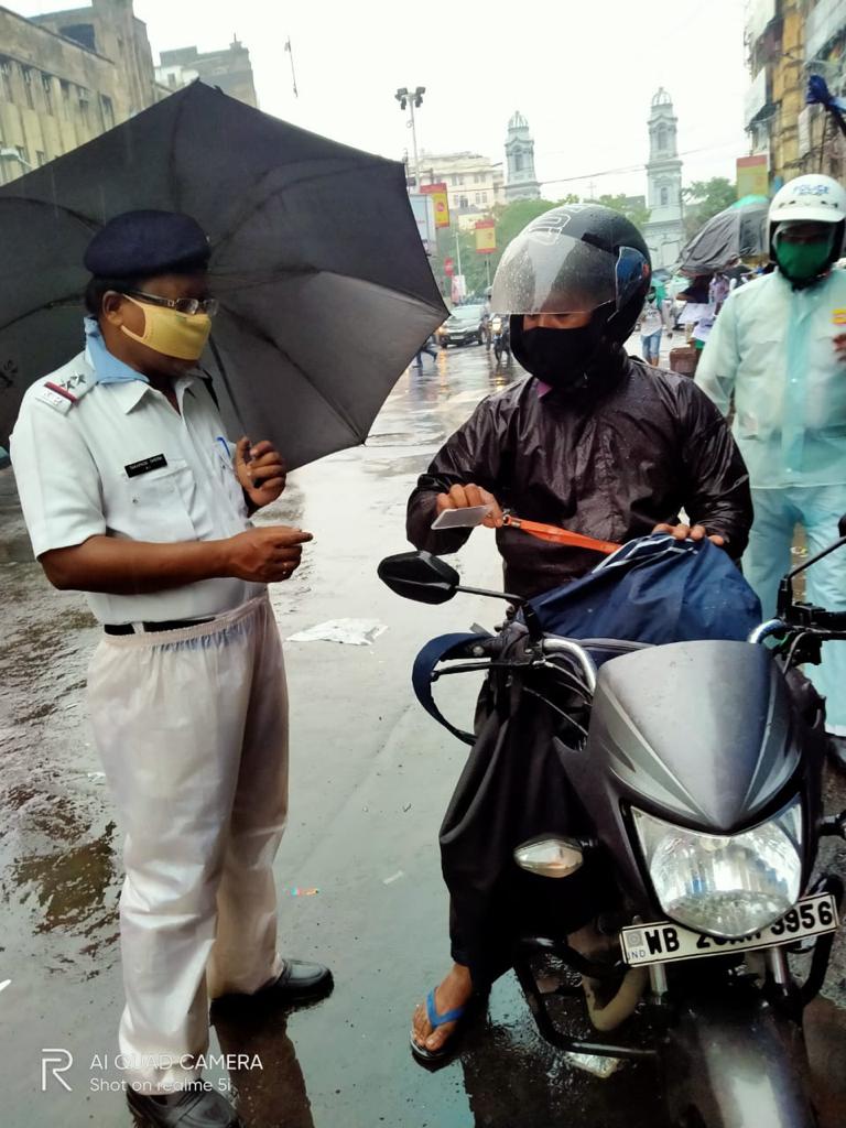 KPCentralDiv's tweet photo. #NAKA_Checking
#We_Care_We_Dare
@KolkataPolice @CPKolkata https://t.co/SZJAMK78SV
