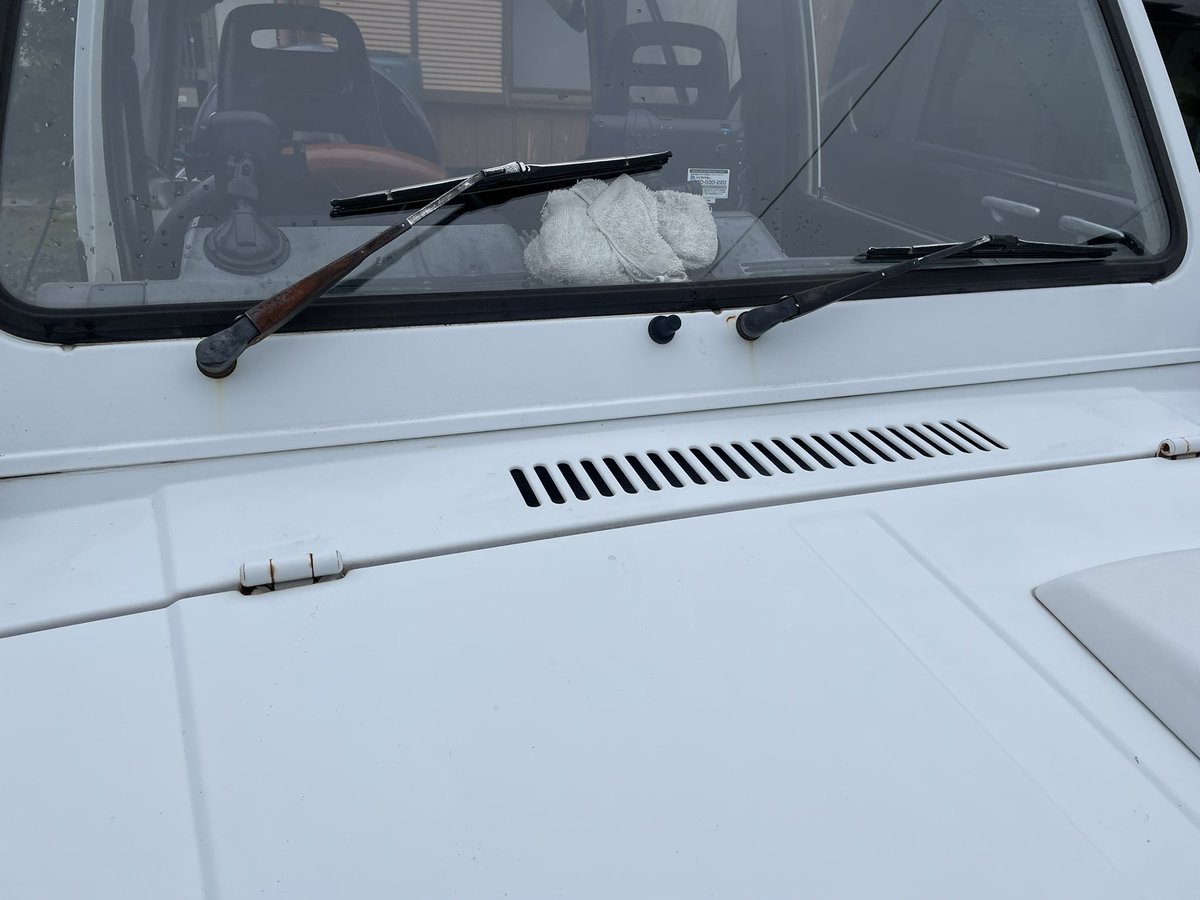 suzuki1kj's tweet photo. 突然ワイパーが動かなくなりました・・・
しばらく入院になりそうです・・・
また余分な出費に・・・
#ジムニー #JA71C #ワイパー https://t.co/iTBubtV66D