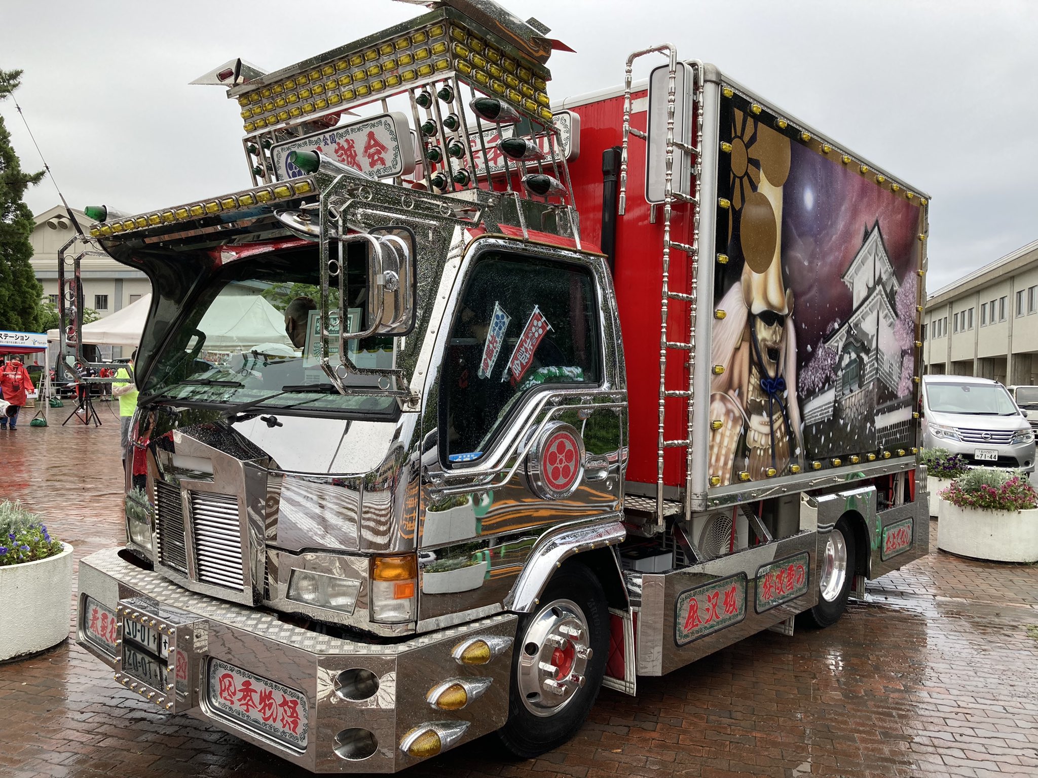 ツエーゲン金沢 京都戦 スタジアム正面にデコトラ来てますーー すでに迫力がありますが 暗くなってからも楽しみですね Zweigen ツッパリナイト 北誠会 T Co Ssv6pm7yxf Twitter