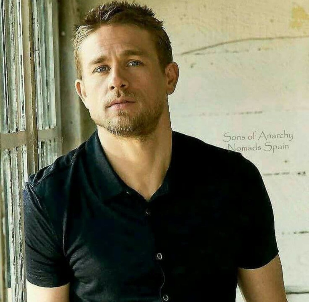 Guapazos's tweet photo. #FelizSábado #CharlieHunnam https://t.co/7q8QzWLcVD