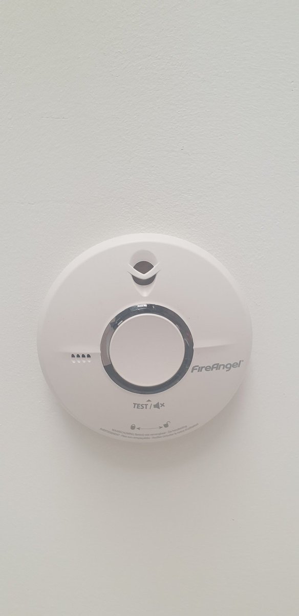 Zojuist een brand onderzocht in Dieren. Met de buurkinderen gesproken over brandveiligheid. De rookmelders waren er al alleen nog niet opgehangen. Ik heb er direct eentje uit de tbo bus gehaald en opgehangen. Vandaag hangen ze hun eigen ook op. In de hal boven en  de slaapkamers.