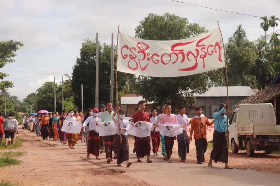 LeeDam_3's tweet photo. In Taungdee village of Winyaw area, Kyainseikgyi Tsp, Kayin State, residents marched &amp; chanted slogans, "Say no to dictatorship","No Military Slavery Education System", "May Mom Suu be healthy" etc. 
FREEDOM FROM FEAR

#76FlowerStrike
#June19Coup
#WhatsHappeningInMyanmar https://t.co/02eHXOjLJP
