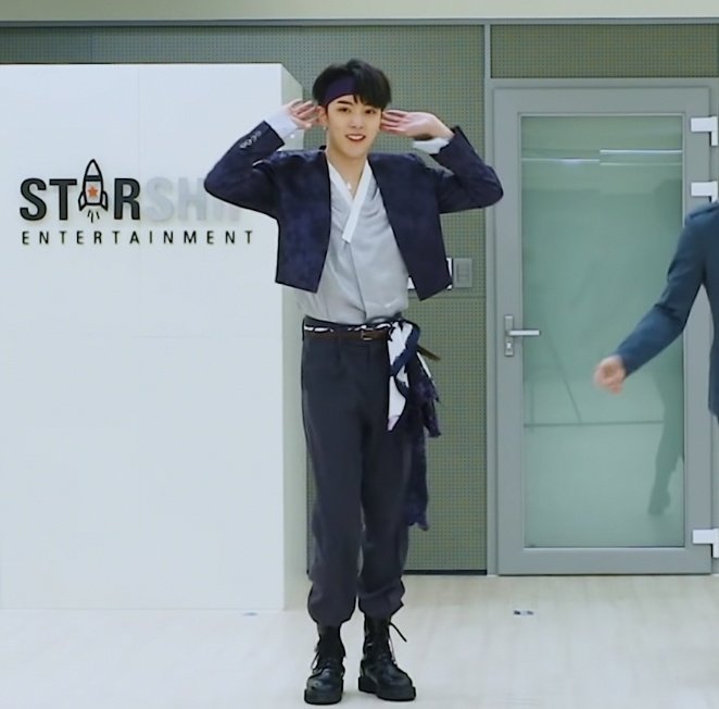 wonly_yoo's tweet photo. minhyuk was teasing hyungwon since he wore the  jealousy outfit and copied him lmaooo https://t.co/M2h5hdEKLv