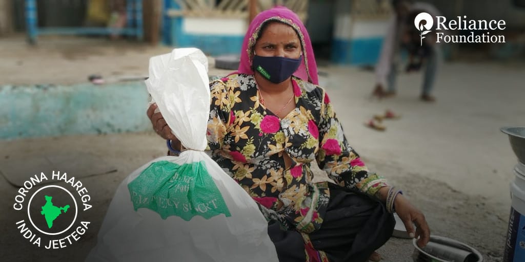 ril_foundation's tweet photo. In the effort to support marginalised communities during the pandemic, #RelianceFoundation, through #MissionAnnaSeva, is extending support of dry ration kits. Till date, #RF has distributed over 7.5 crore meals across 18 states &amp; 3 UTs. #CoronaHaaregaIndiaJeetega https://t.co/KLrC5dCTJ1