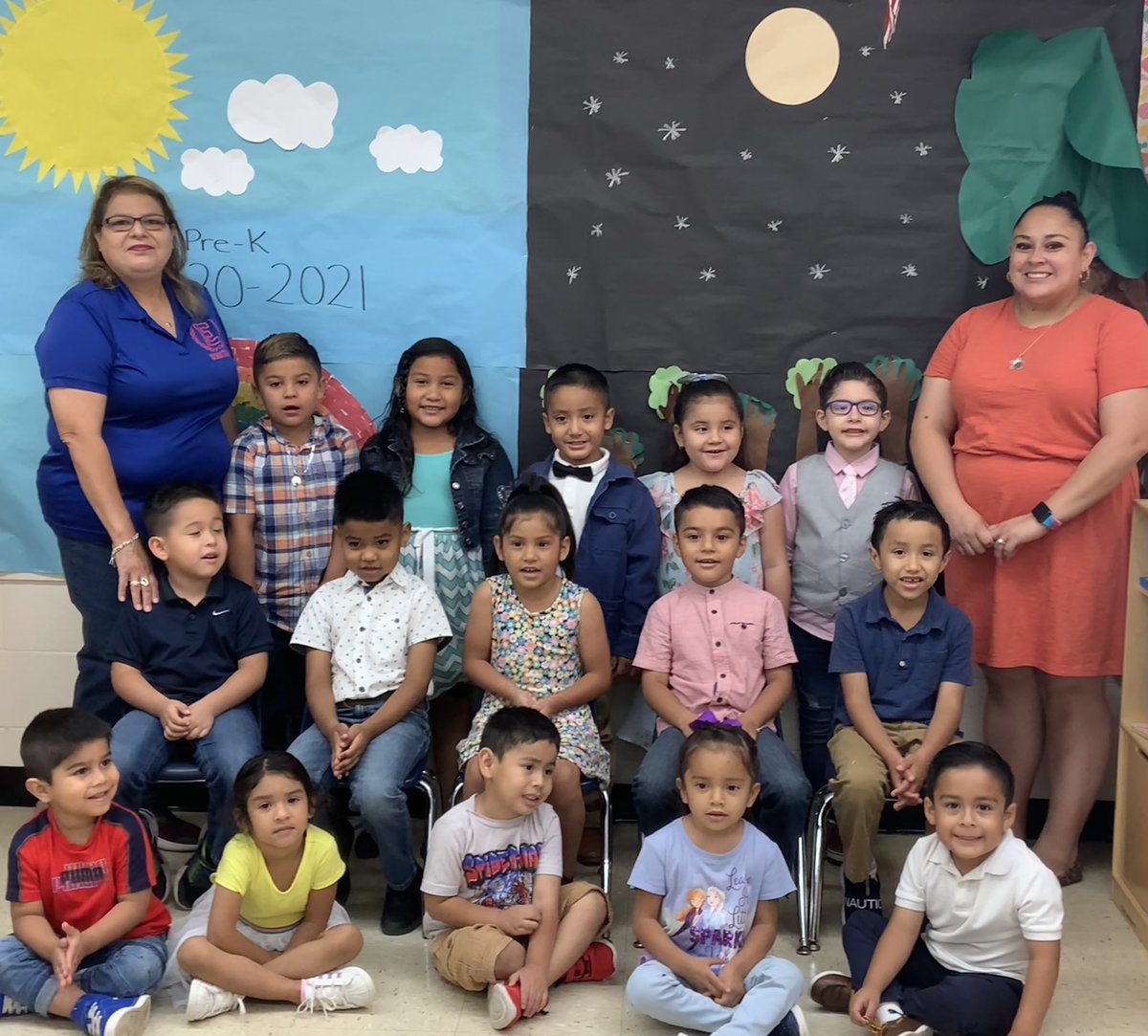 PatriciaRamon15's tweet photo. And that’s a wrap!! This year was different but these #cardenascubs showed that they can get through anything!! 🧡🧸🧡🏅🎉 #distancelearningchampions #kinderbound #prek4bound #tinyscholars  @Coldturtle1 @JOSECARDENASECC @MrsCBarrios https://t.co/v1lyRqdfpq