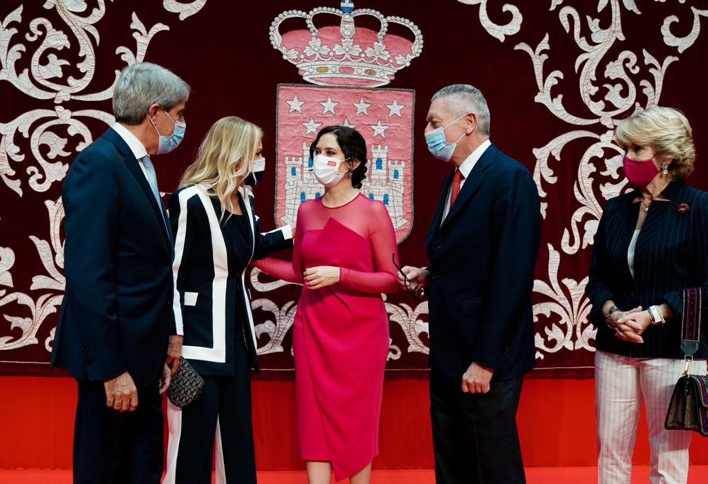 Hoy, en Sol, en la toma de posesión de la Presidenta de la Comunidad de Madrid <a href="/IdiazAyuso/">Isabel Díaz Ayuso</a>. ¡Enhorabuena!

📸 de expresidentes y expresidentas de la <a href="/ComunidadMadrid/">Comunidad de Madrid</a>