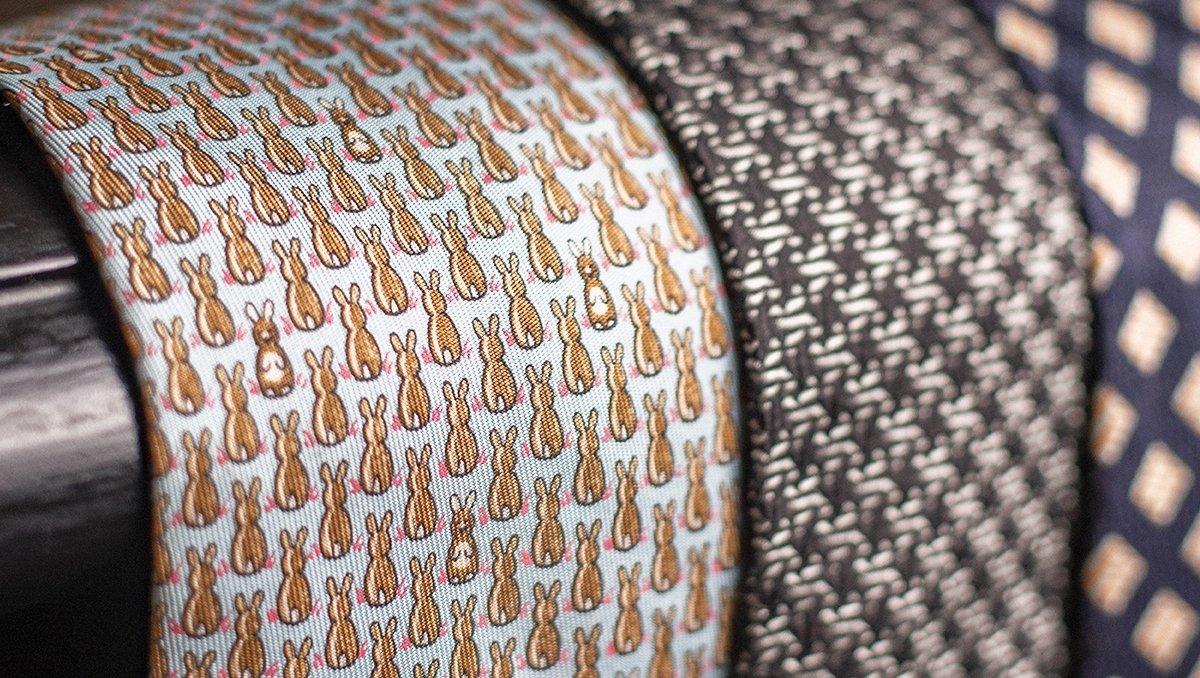 Did you know every piece of #Hermès silk goes through a rigorous printing process called the Lyonnaise method? It can involve more than 40 layers of dye to create the brilliant patterns the house is known for. Shop our selection of Hermès silk below.
l8r.it/i6KB