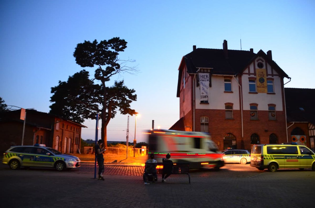 AmBahnhof gab es gestern Abend gg.21:45 einen Angriff mit einer Paintball-Schusswaffe auf Aktivisti,bei denen ein 13jähriger verletzt wurde.Der Angreifer,der mit weißer Kutte u.Kapuze gekleidet war,wurde verfolgt,konnte aber mit einem bereitstehenden Fluchtauto fliehen. PM folgt.