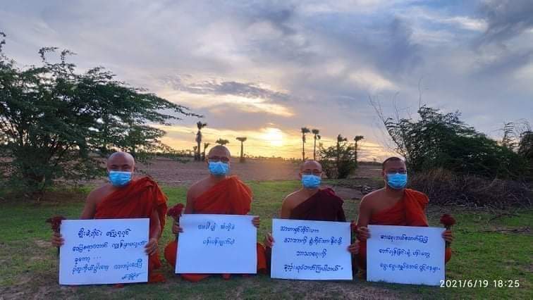 Evening Strike by Sangha Union for Our State Counsellor Birthday.
FREEDOM FROM FEAR
#76FlowerStrike 
#WhatsHappeningInMyanmar 
#June19Coup