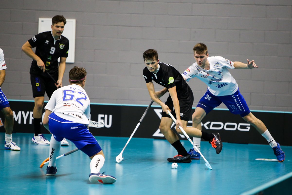 LFS_floorball's tweet photo. 📸 @Lekrings un @talsifk cīnās par vietu finālā #florbols #floorball https://t.co/IJ6gNFDGK5
