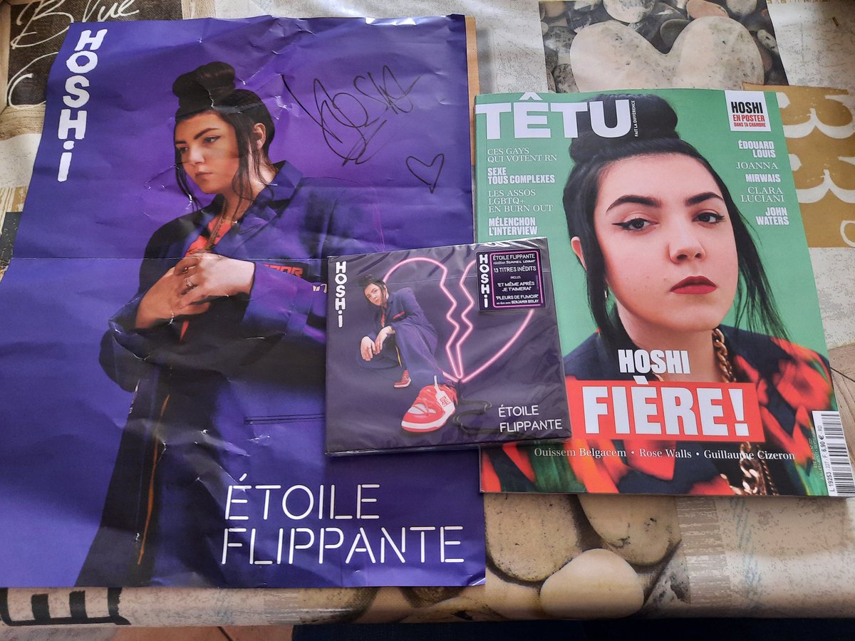 redhair_unknown's tweet photo. J'ai reçu l'album et le poster (un peu abîmé par le transport mais la dédicace rattrape le tout 🥺)
Et j'ai été chercher Têtu, c'est une bonne journée 🤩
#EtoileFlippante 

@HoshiOfficial @GiaMartinelli https://t.co/47TPwzVYxT