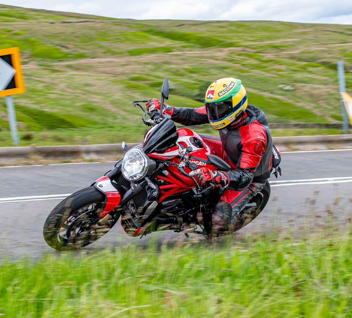 davebowden53's tweet image. Snapped by @ShutterSpeedMo1   🙋‍♂️ 👍Near bottom of Holme Moss, Holme Firfh side great bend that you can't help but attack it a bit 👌👍🏍🇮🇹
#ducati #ducatimonster1200R