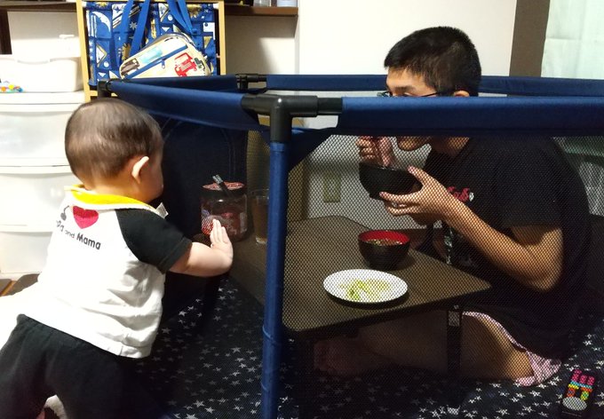 息子が何度静止してもパパのご飯に突進するのでパパをベビーサークルに隔離しました そのあまりにもかわいい写真に4 5万いいね まとめダネ