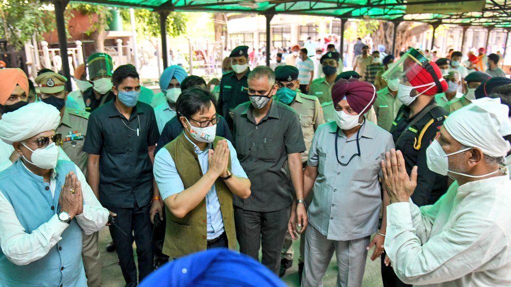 KirenRijiju's tweet photo. Paid my humble &amp; respectful tribute to the great #FlyingSikh 🙏

On behalf of Hon'ble Prime Minister @narendramodi Ji, I laid the wreath and handed over letter of condolence message to family of legendary and India's pride #MilkhaSinghJi https://t.co/CMcE7ZO20H