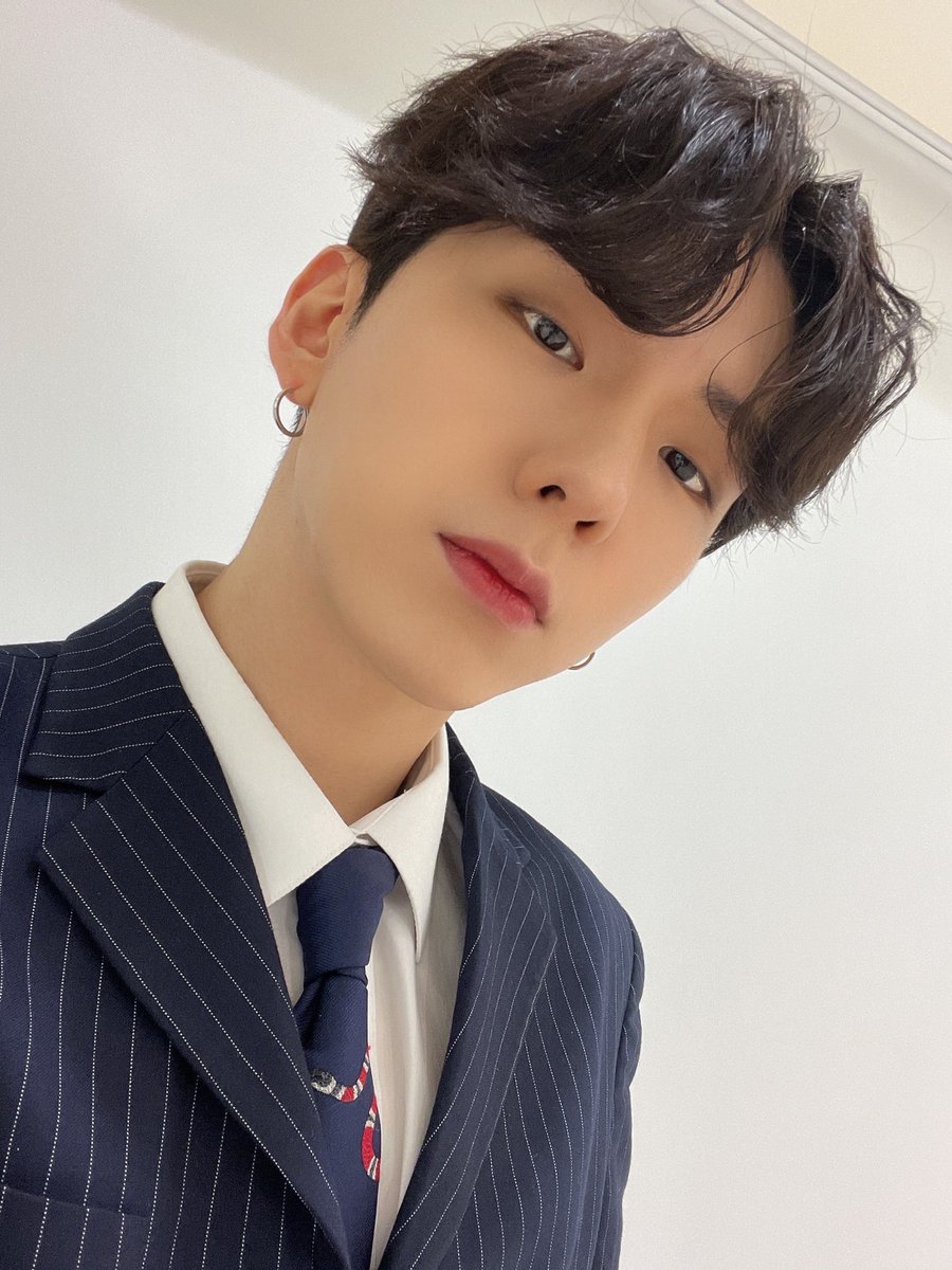 S2931122's tweet photo. 바로셀카주는남자.. 최고 https://t.co/laPQ8wlhYG