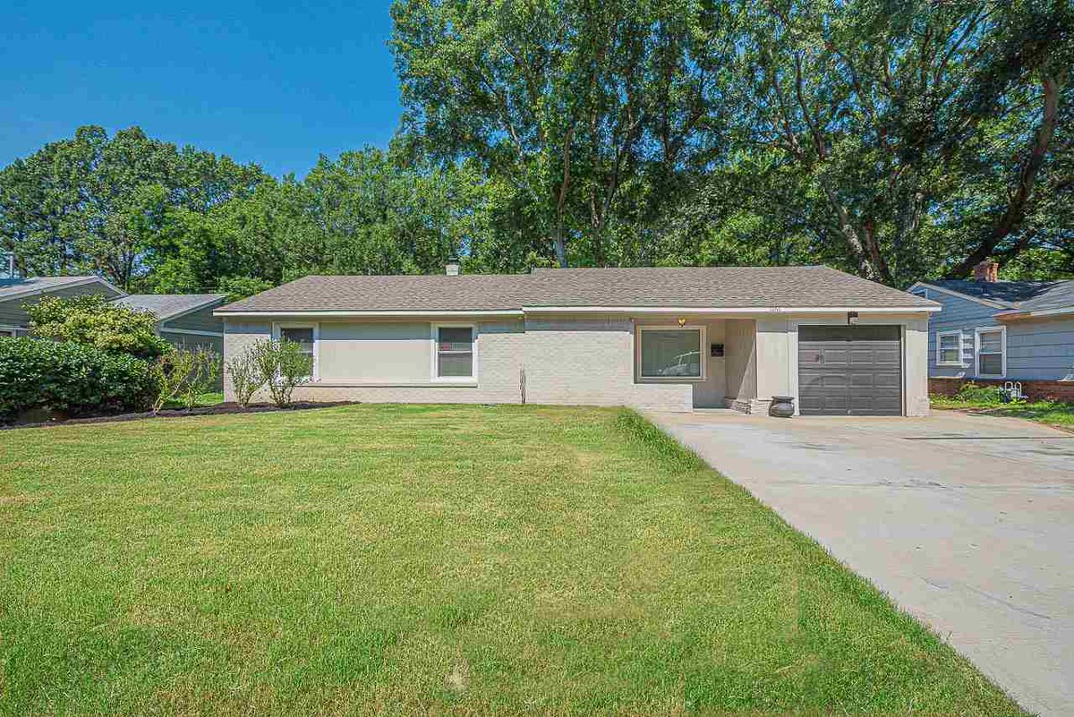 livelovememphis's tweet photo. Do you know someone looking for a great #property in #Memphis?   #realestate https://t.co/iLmUQIkDWX https://t.co/4PRkOsgZ6h