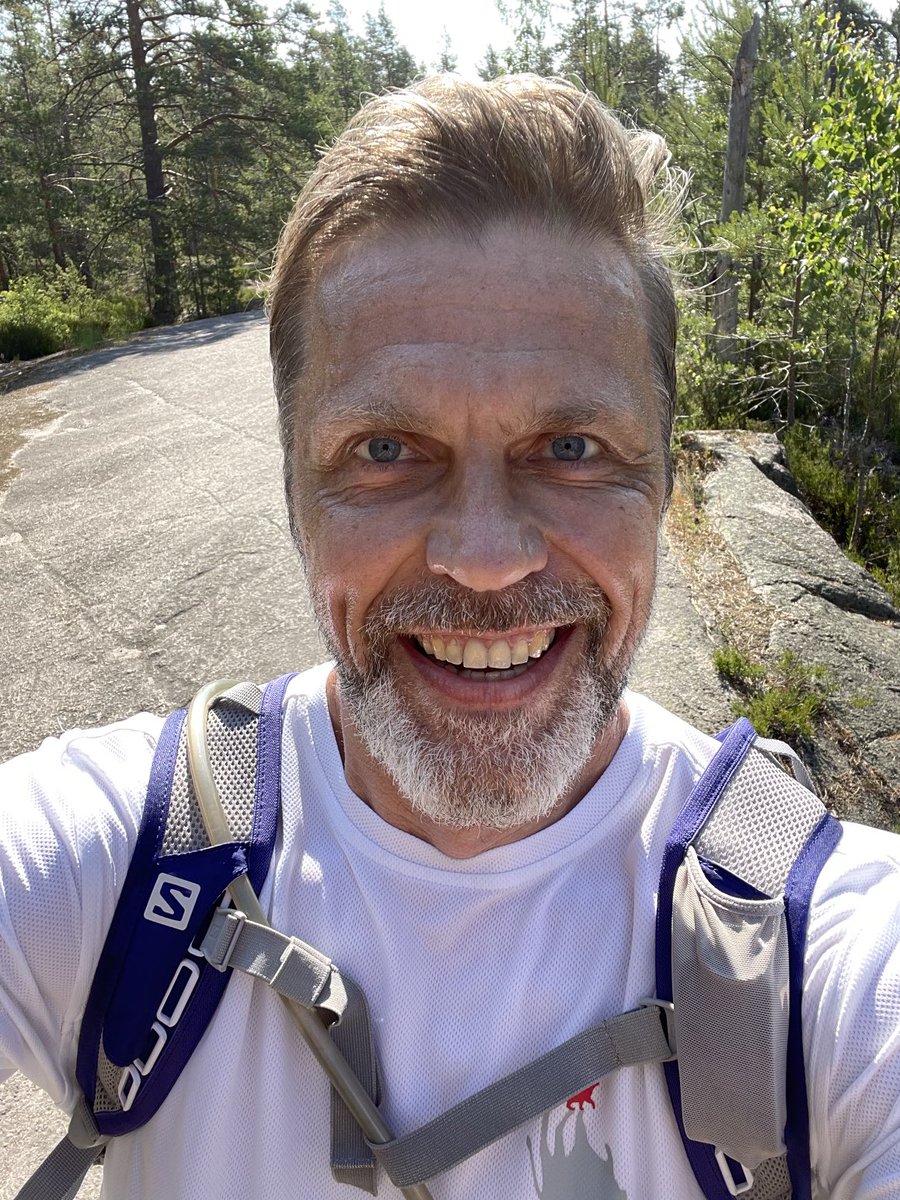 Vide mikä työviikon päätös! Vajaan vuorokauden sisään kaksi lenkkiä #Nuuksio’ssa varsin hyvässä seurassa, yhteiskesto 5h43min ja matkaa vaihtelevassa maastossa 32km.

Meillä <a href="/TrainersHouse/">Trainers' House</a> tehdään asiakastyötä myös näin. Jaksaa sit vääntää duunejaan kaamoksessa.  #Paskareissu