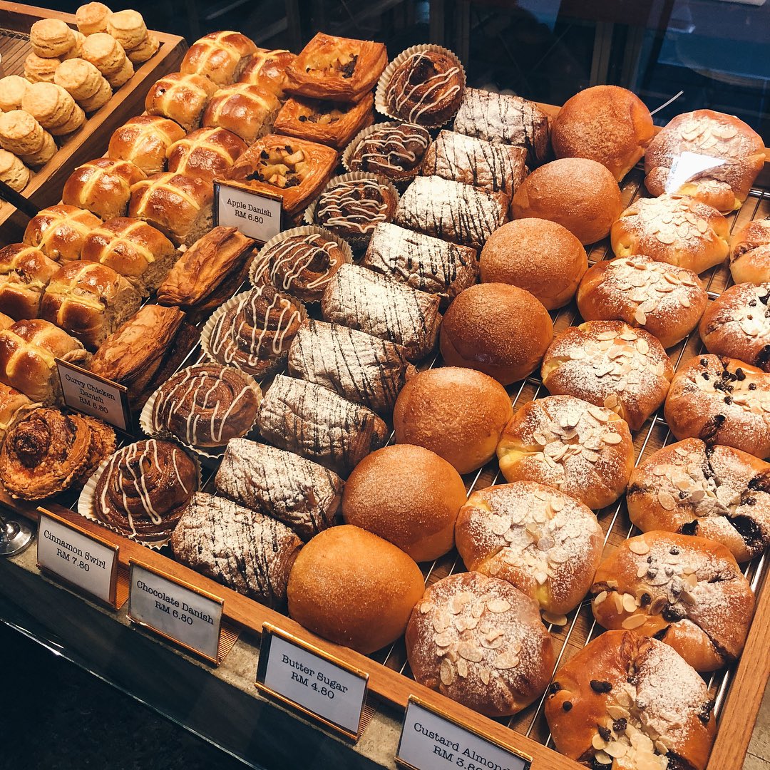 khairulaming's tweet photo. park kat sini jap buat berangan. kalau boleh one day nak open my own bakery. freshly baked setiap hari. pastu ada bau coffee and cinnamon haaaa bestnyaaaaa https://t.co/6qENdF2GKK