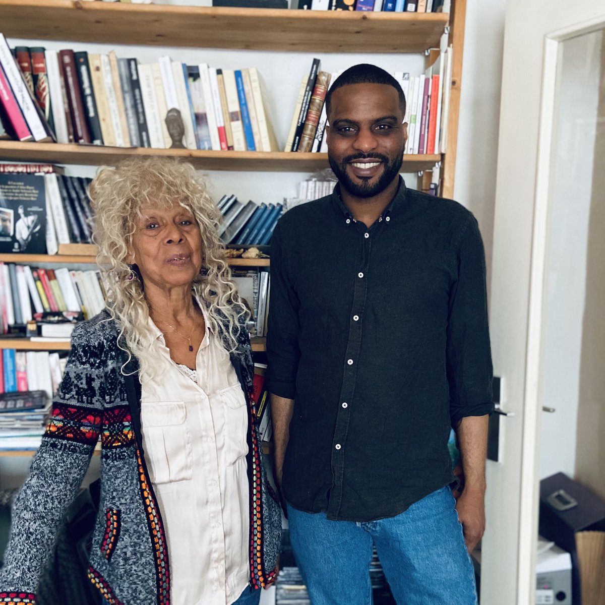 LeParisNoir's tweet photo. Bonjour tout le monde,

Un nouvel épisode de Dans la Bibliothèque du Paris Noir. Cette fois-ci j'ai eu la chance de rencontrer Mme Simone Schwarz-Bart. Elle m'a offert 1h de son temps pour discuter de la Mulâtresse Solitude. 

https://t.co/4FS7NzC7IK
Bonne écoute ! https://t.co/YuBgbVyVGz