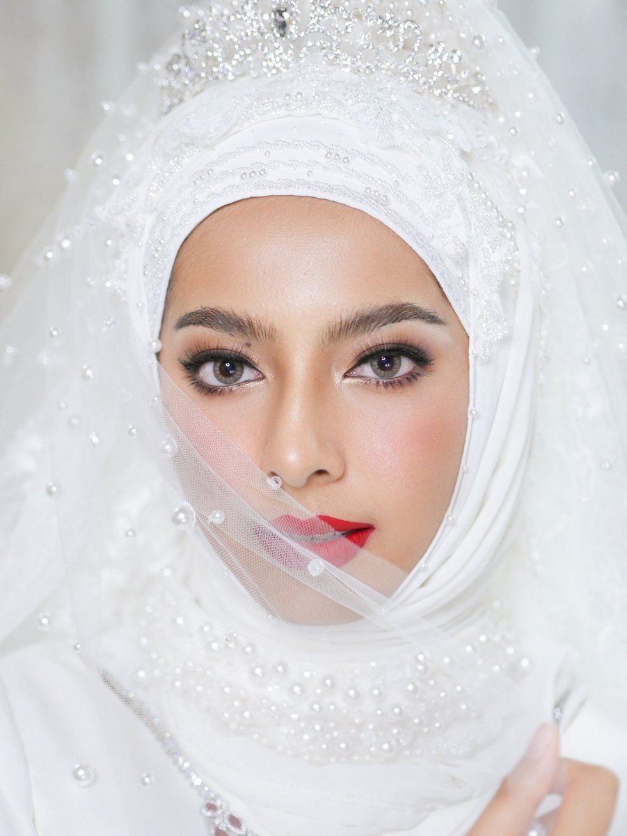 bitoeymua's tweet photo. สวยแทบหยุดหายใจ !
เพราะปากแดงต้องกลั้นหายใจทา 💋

#ทีมงานบ้านเจ้าหญิง #bitoeymakeup #เจ้าสาวมุสลิม #เจ้าสาว #ช่างแต่งหน้าเจ้าสาว #redlips #redlipstick #bride #muslimbride https://t.co/jw27StqvWB