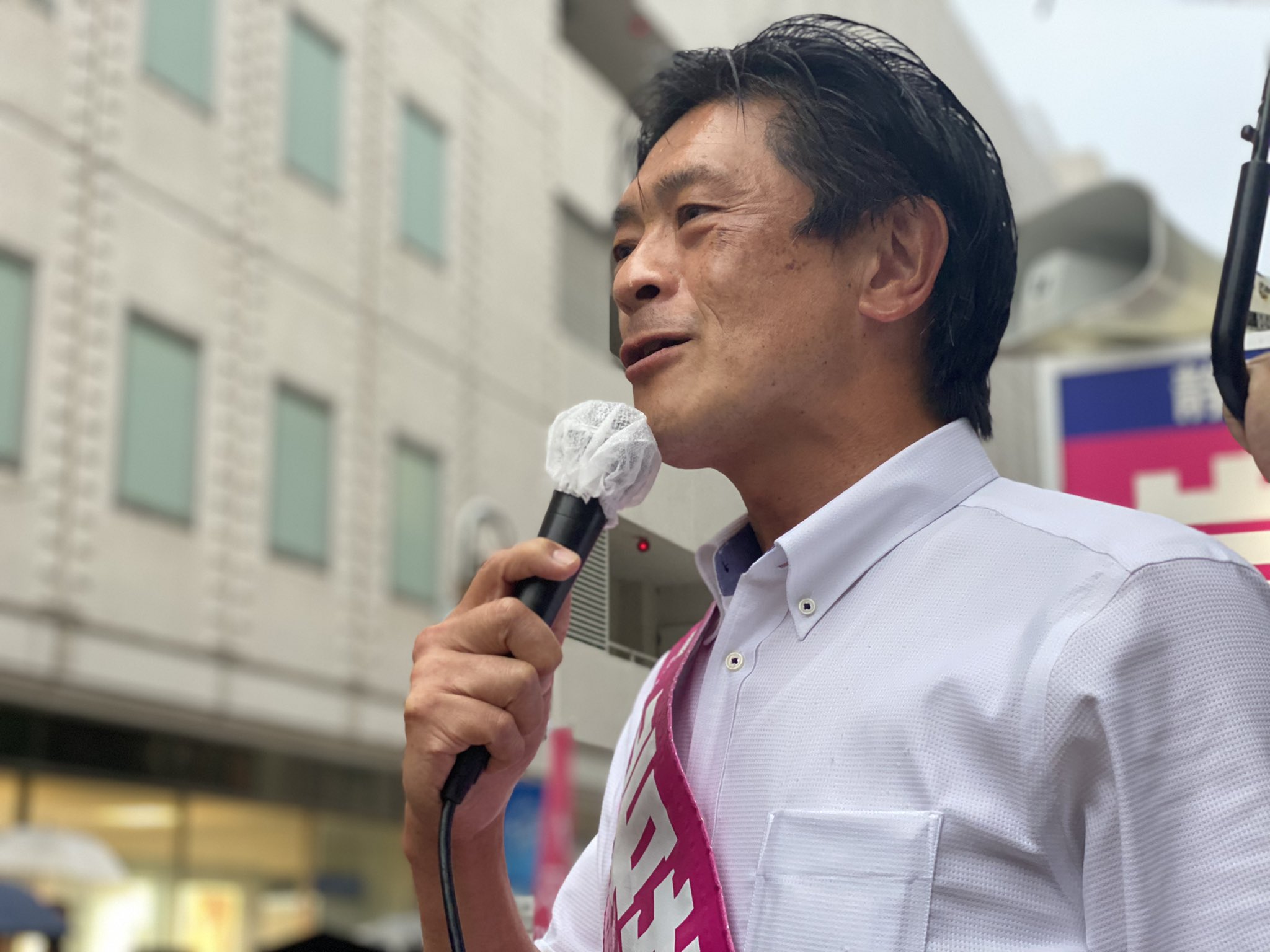 岩井茂樹 いわいしげき 静岡県知事候補 雨の中このように大勢の皆さんにお集まりいただきまして 本当にありがとうございます また 絶え間ない皆さんの激励により こうして静岡市まで戻ってくることができました ここまで戦ってくることができました