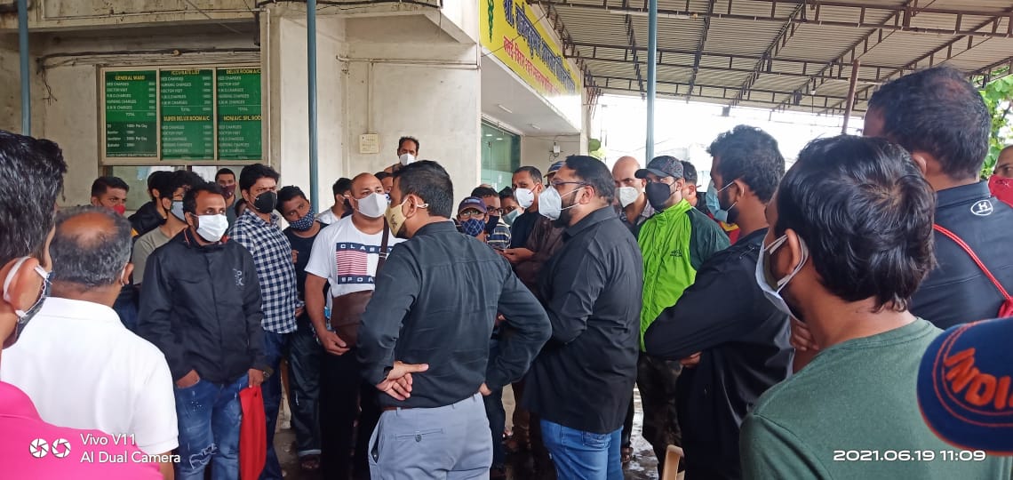 AllSeafarers's tweet photo. Today, @ADSangl3 Working President @AllSeafarers along with Palghar President, @Prashan37793110 visited Agrawal Covid Vaccination Center Mumbai. Discussed with the seafarers gathered there and understood all their questions and gave them proper guidance. https://t.co/6yyZj6o1rB