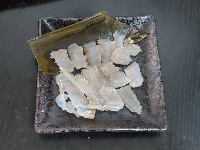 野郎共❗宴だぁぁぁあ‼️(ノ゜∀゜)ノ

昨日のイシモチ君の昆布絞めがイイ具合に出来上がったヨ(*σ'ェ`)σ
酒はラベルがかっこよくて衝動買いした新潟の日本酒です。
さぁ～飲むべぇ～⤴️⤴️ 