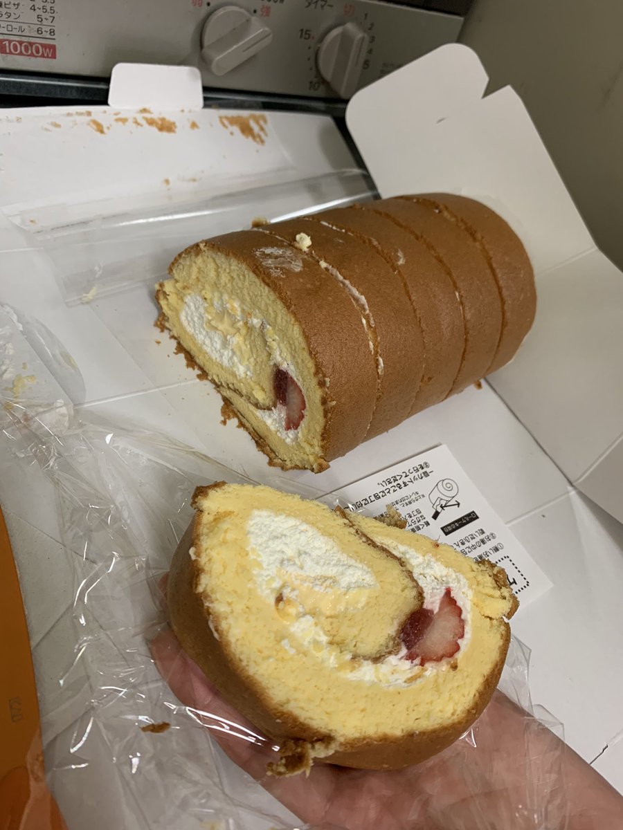 金沢大井上研 على تويتر というのは 冗談で もちろん みんなで美味しくいただきました とってもおいしかったです 実はその後 あまりにも美味しかった為 2日後にお店に行き ロールケーキ3本とケーキを3つ購入 めちゃくちゃ楽しみました 内 一本はボス 金沢大井上研 على تويتر というのは 冗談で もちろん みんなで美味しくいただきました とってもおいしかったです 実はその後 あまりにも美味しかった為 2日後にお店に行き ロールケーキ3本とケーキを3つ購入 めちゃくちゃ楽しみました 内 一本はボス