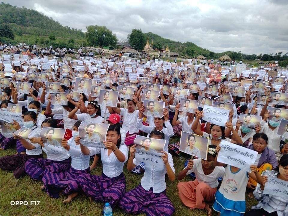 Salingyi, Yin-Mar-Bin,

Villagers across Salingyi and Yin-Mar-Bin townships gathered together to celebrate Daw Aung San Suu Kyi's 76th birthday with flower strikes on today.
#June19Coup #WhatsHappeningInMyanmar #76FlowerStrike x.com/heungburma