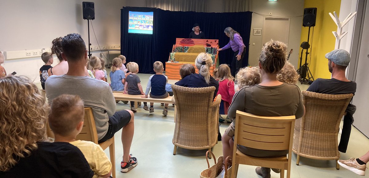 mooij_8's tweet photo. Zo fijn! Potitco weer bij ons @BiebHeiloo. En lekker veel kindjes met hun papa of mama. De voorstelling heet Mopperkont, Eend moppert omdat de vijver is opgedroogd... maar ‘gelukkig’ ligt er genoeg water in de bieb... #lekkage #wateroverlast of #waterpret? @wim_at_potitco https://t.co/iDC3AhJPOa