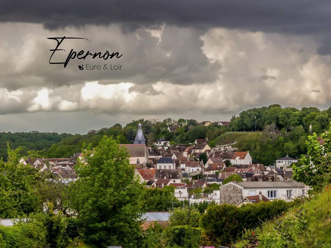 EpernonTourisme's tweet photo. Notre jolie bourg médiéval d'Épernon avec son église et le plateau de la Diane sur la droite.

On se donne rendez-vous demain à 14h30 sur la place Aristide Briand pour visiter notre petite cité de caractère @FrancePcc. (6€/personne) 

#MagnifiqueFrance @Tourisme28 @bernstephane https://t.co/Mgl1yhcvUa