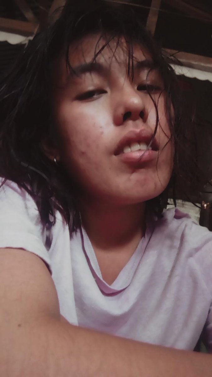 jemeuna's tweet photo. No one:
Other A'tin: "ang ganda" "cute" "pretty"
Ako na ipinanganak na Hakdog, since birth 😀🌭

#ATINKuharili https://t.co/pKnwXhmvtT