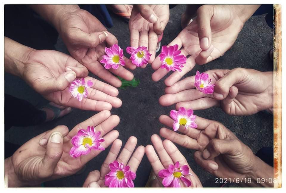 Arn_the_king's tweet photo. Flower Strike in the jungle by young people training to resist the coup. 

FREEDOM FROM FEAR

#76FlowerStrike
#June19Coup
#WhatsHappeningInMyanmar https://t.co/ogtn8qCI58