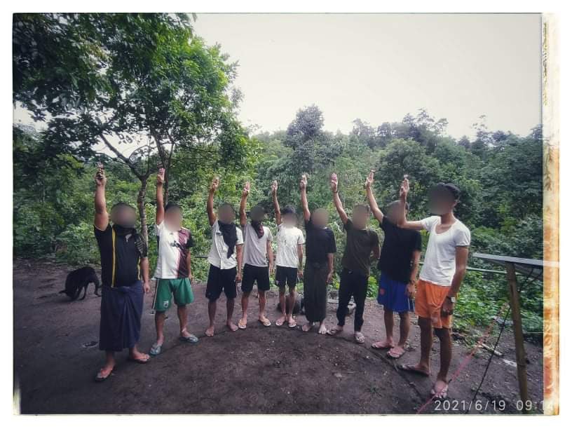 Arn_the_king's tweet photo. Flower Strike in the jungle by young people training to resist the coup. 

FREEDOM FROM FEAR

#76FlowerStrike
#June19Coup
#WhatsHappeningInMyanmar https://t.co/ogtn8qCI58