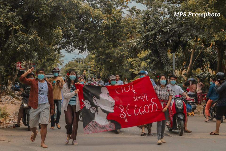 LeeDam_3's tweet photo. Medical Family Mandalay (MFM) staged a flower strike by decorating with flowers on their heads &amp; chanted slogans, "Overthrow the era of FEAR", "May Mom Suu be HEALTHY",etc. 

FREEDOM FROM FEAR

#76FlowerStrike
#June19Coup
#WhatsHappeningInMyanmar https://t.co/oc1MlFAiUY