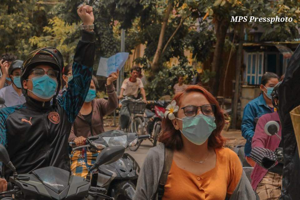 LeeDam_3's tweet photo. Medical Family Mandalay (MFM) staged a flower strike by decorating with flowers on their heads &amp; chanted slogans, "Overthrow the era of FEAR", "May Mom Suu be HEALTHY",etc. 

FREEDOM FROM FEAR

#76FlowerStrike
#June19Coup
#WhatsHappeningInMyanmar https://t.co/oc1MlFAiUY