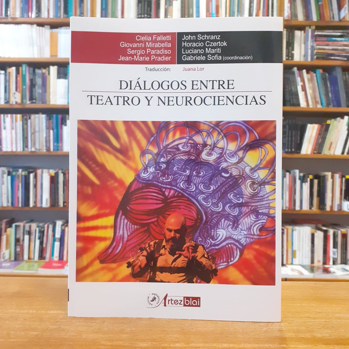 LibreriaYorick's tweet photo. Ya tenemos reposición de "Diálogos entre Teatro y Neurociencias". Publicado por la editorial Artezblai y coordinado por Gabriele Sofia, recoge una selección de intervenciones realizadas en los congresos organizado por la Sapieza Universitá di Roma. https://t.co/jKCFOXe4gn